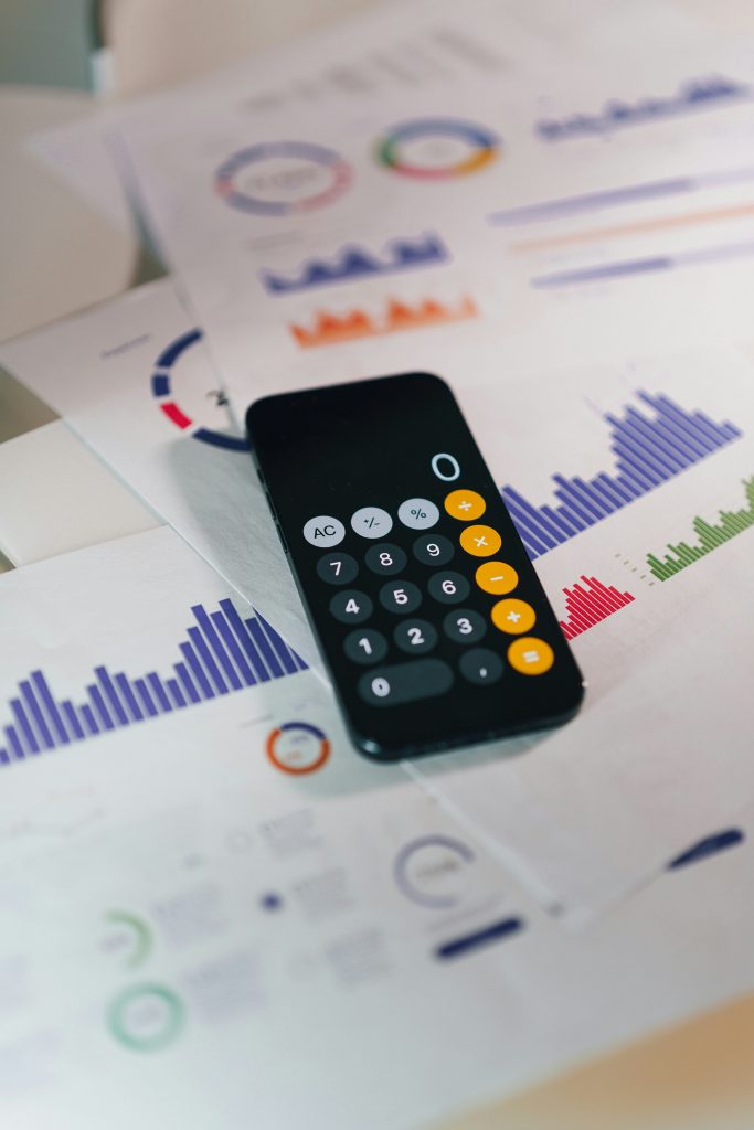 Calculatrice posée sur des graphiques financiers imprimés